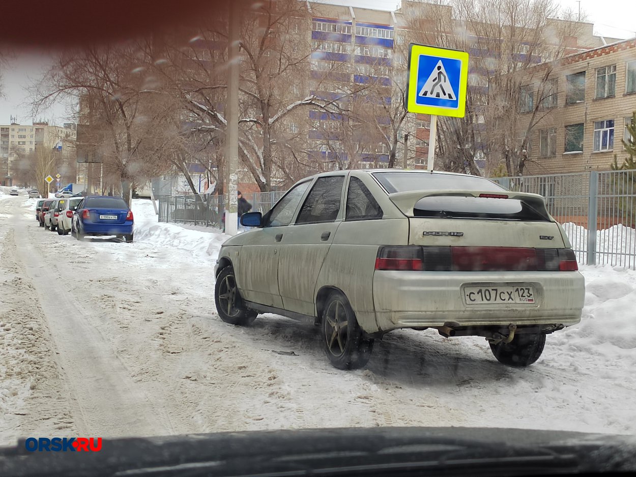 Водитель, которому явно параллельно на других, оставил свой автомобиль  около пешеходного перехода - Орск: Orsk.ru