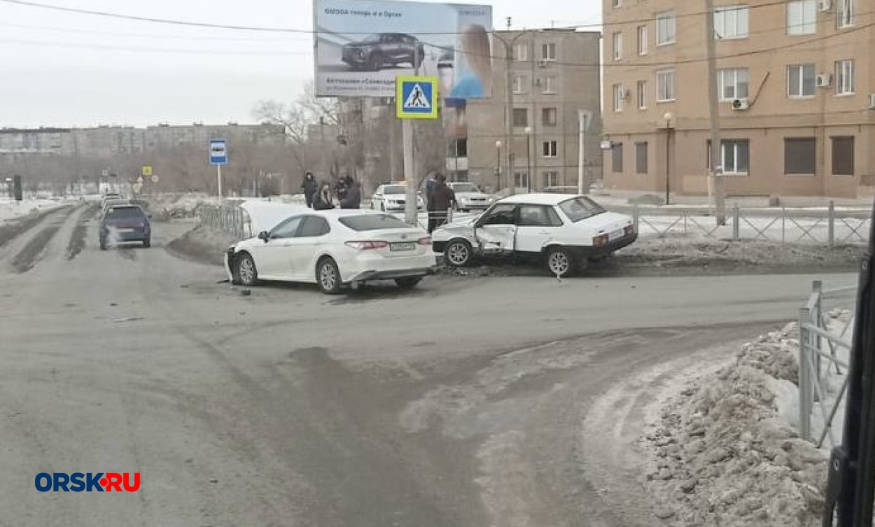 В Орске на улице Комарова столкнулись ВАЗ-21099 и Toyota Camry - Орск:  Orsk.ru