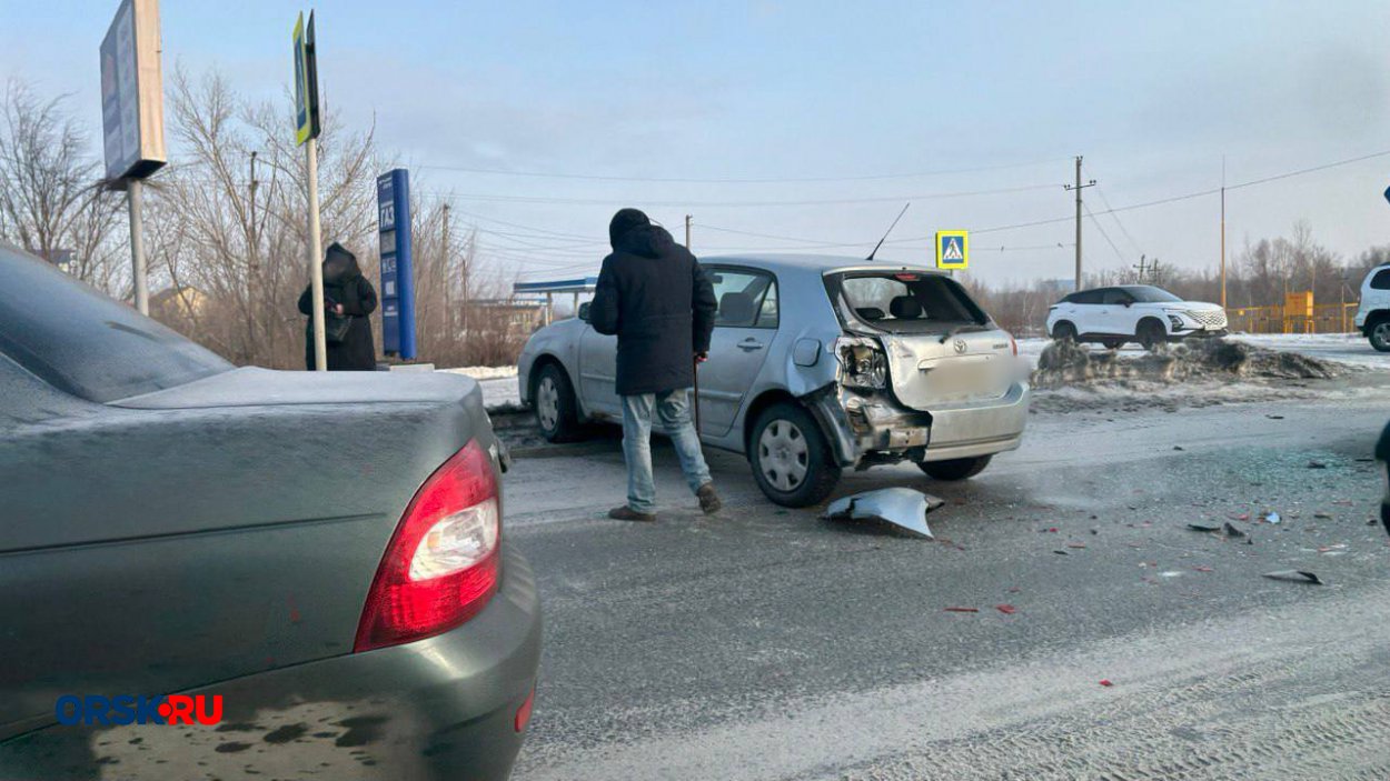 В Орске на Вокзальном шоссе столкнулись ПАЗ и Toyota - Орск: Orsk.ru