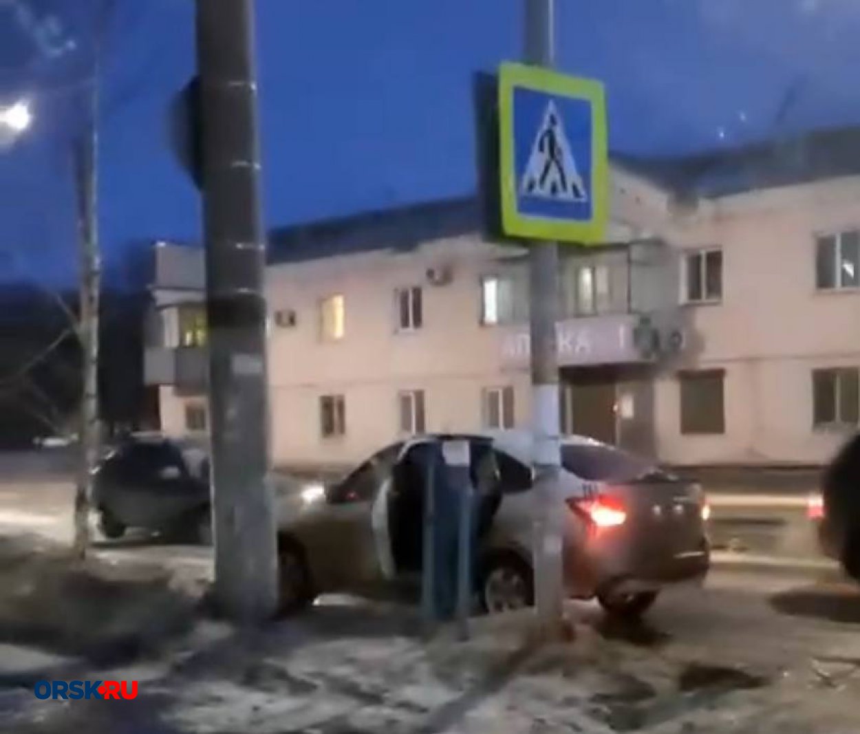 В Орске на улице Строителей наглый водитель припарковался на пешеходном  переходе - Орск: Orsk.ru