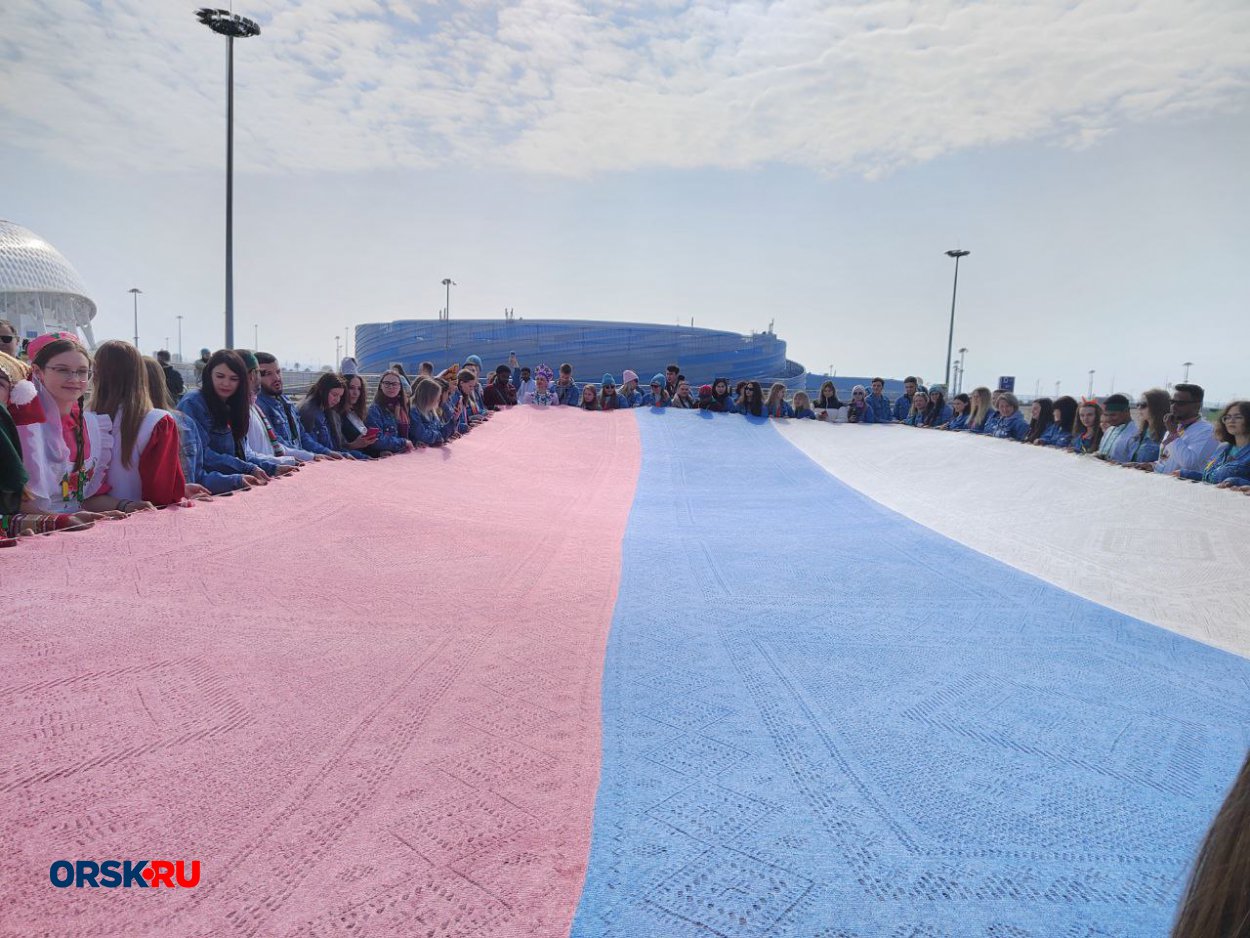 На трассе Орск — Оренбург перевернулся пикап: орчане не смогли выбраться из  авто - Орск: Orsk.ru