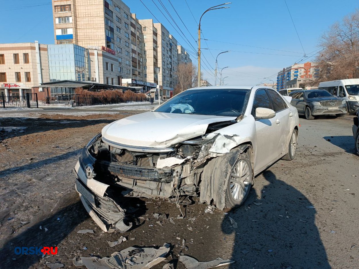 В Орске в районе Тбилисской столкнулись две иномарки - Орск: Orsk.ru