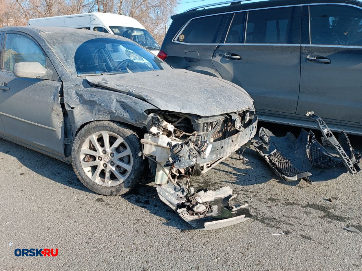 В Орске в районе Тбилисской столкнулись две иномарки - Орск: Orsk.ru