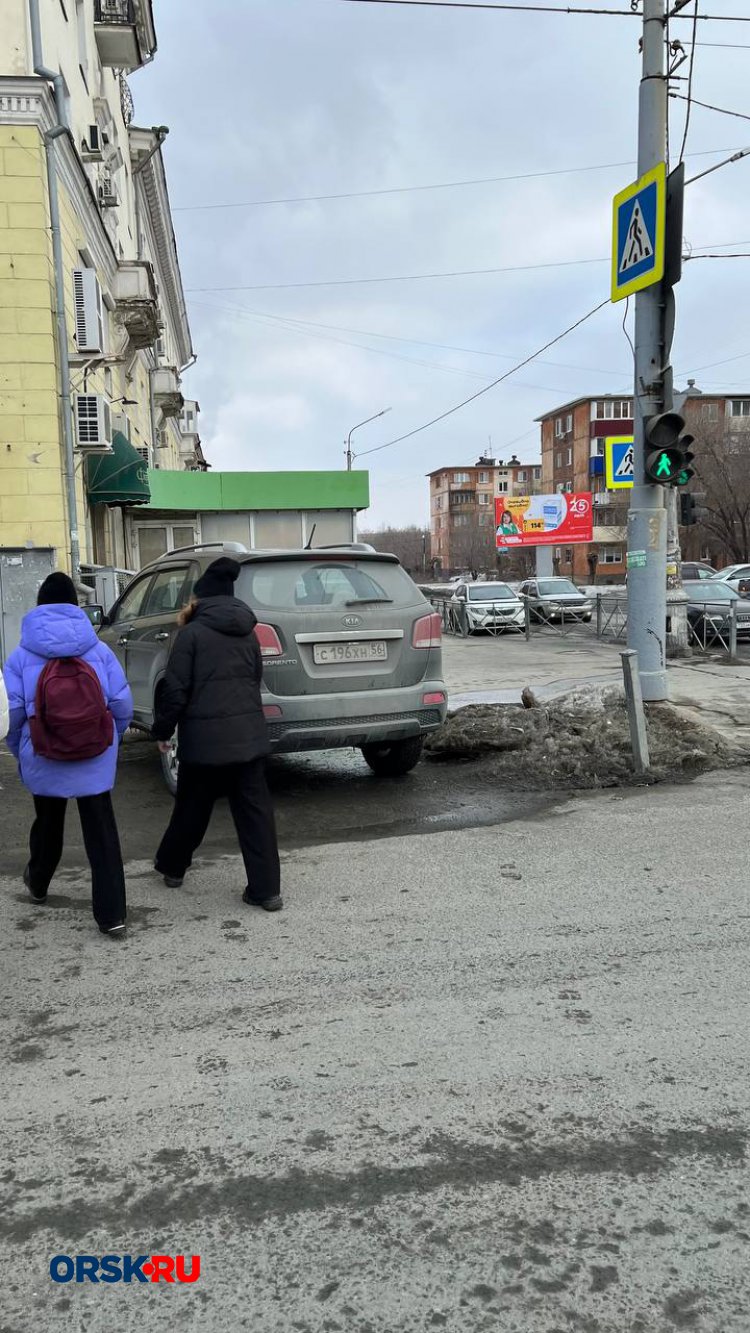 Автоледи припарковалась на тротуаре перед «зеброй» и отправилась по своим  делам - Орск: Orsk.ru