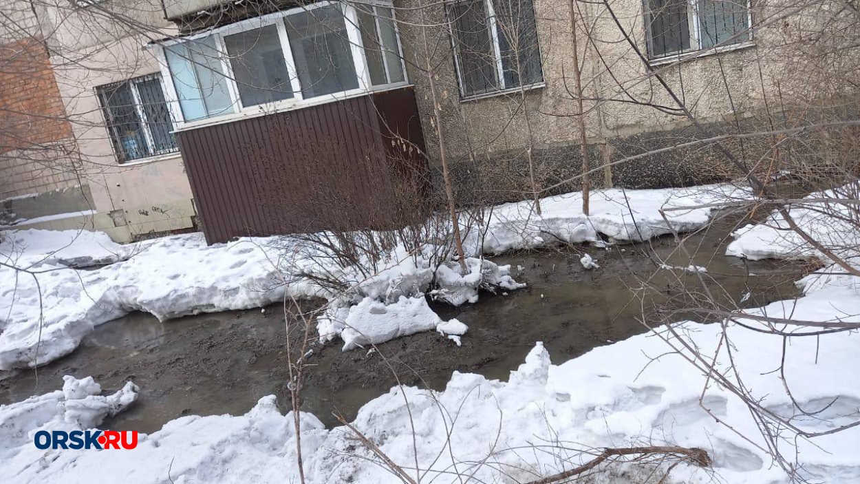 В Орске на улице Онежской дом выгорел изнутри, а снаружи остался целым -  Орск: Orsk.ru