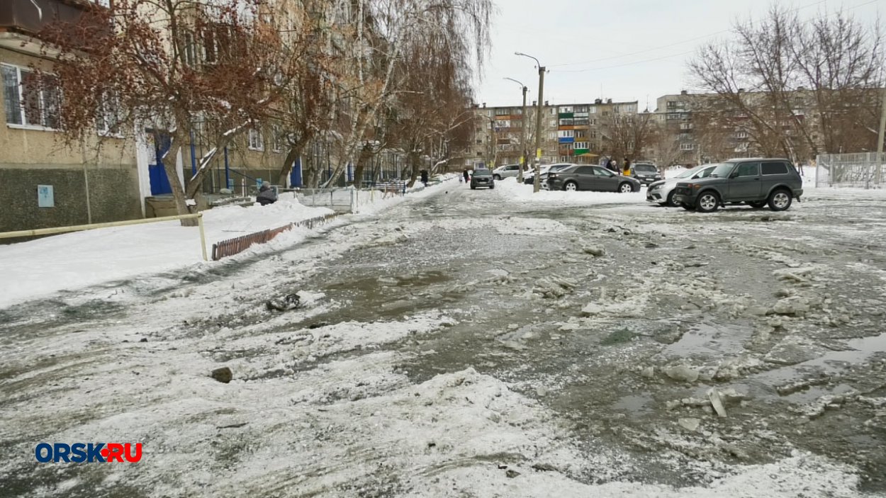 В Орске вода из бассейна затопила двор многоквартирного дома - Орск: Orsk.ru