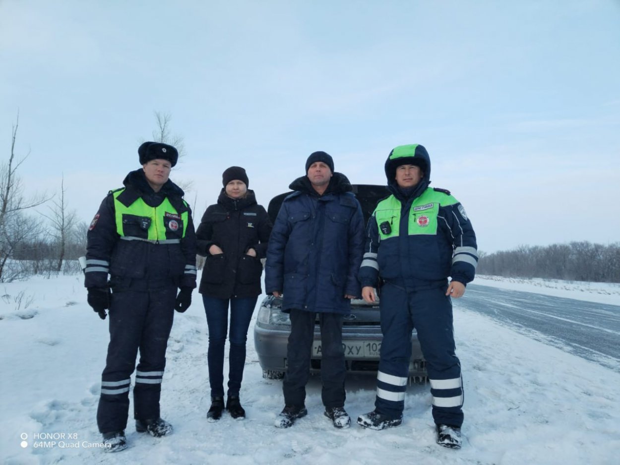 Жителей Орска, которые замерзали на трассе, спасли сотрудники ДПС - Орск:  Orsk.ru