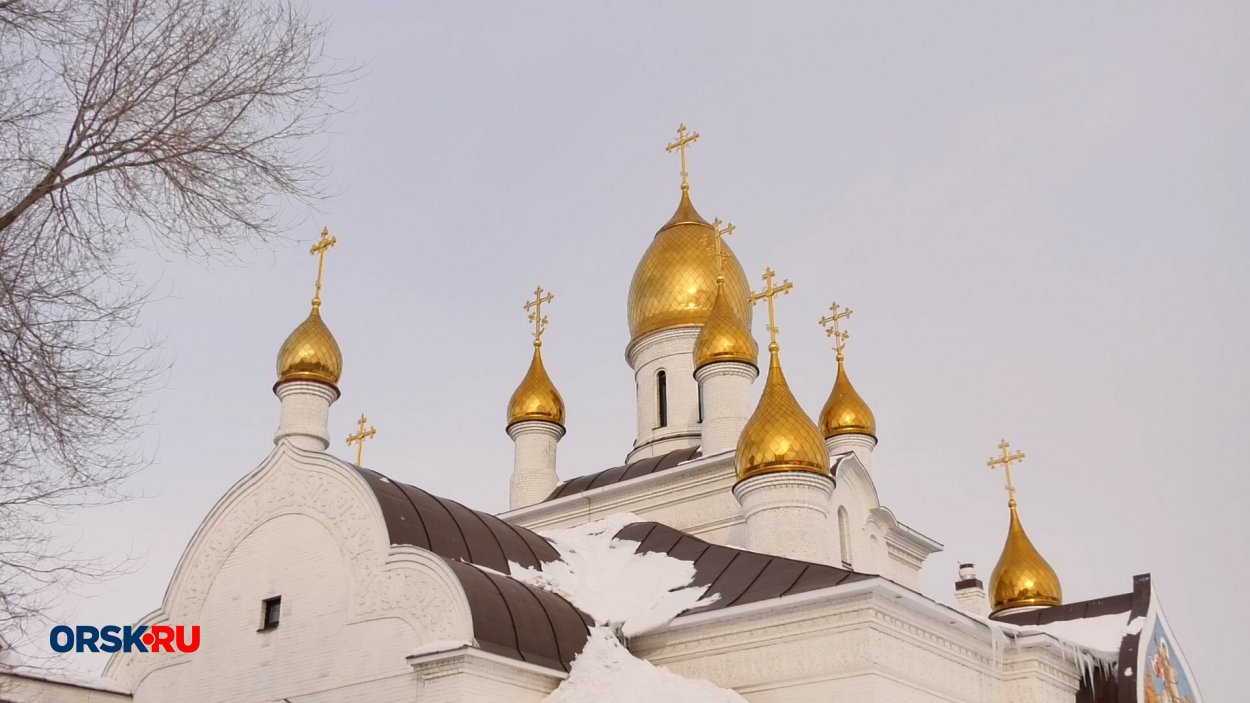 Наглый парковщик оставил свое авто прямо на тротуаре на площади Васнецова -  Орск: Orsk.ru