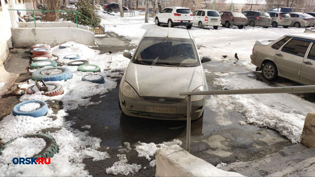 Жители дома по улице Станционной выходят из подъезда прямо в сказку - Орск:  Orsk.ru