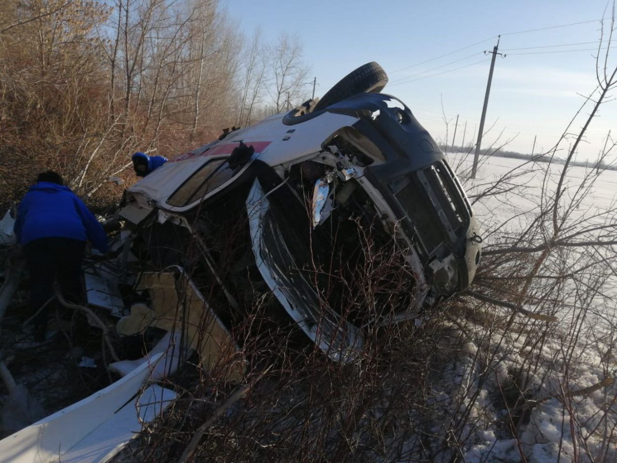 В Lexus зажало человека, после столкновения с грузовиком и машиной скорой  помощи в Новоорском районе - Орск: Orsk.ru