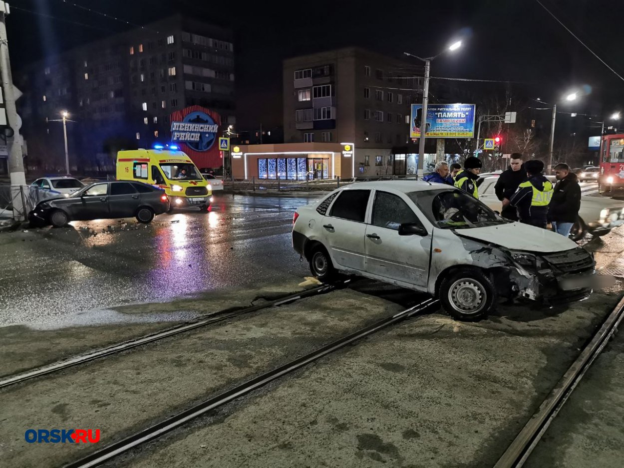 В Орске на перекрёстке столкнулись две «Лады» - Орск: Orsk.ru