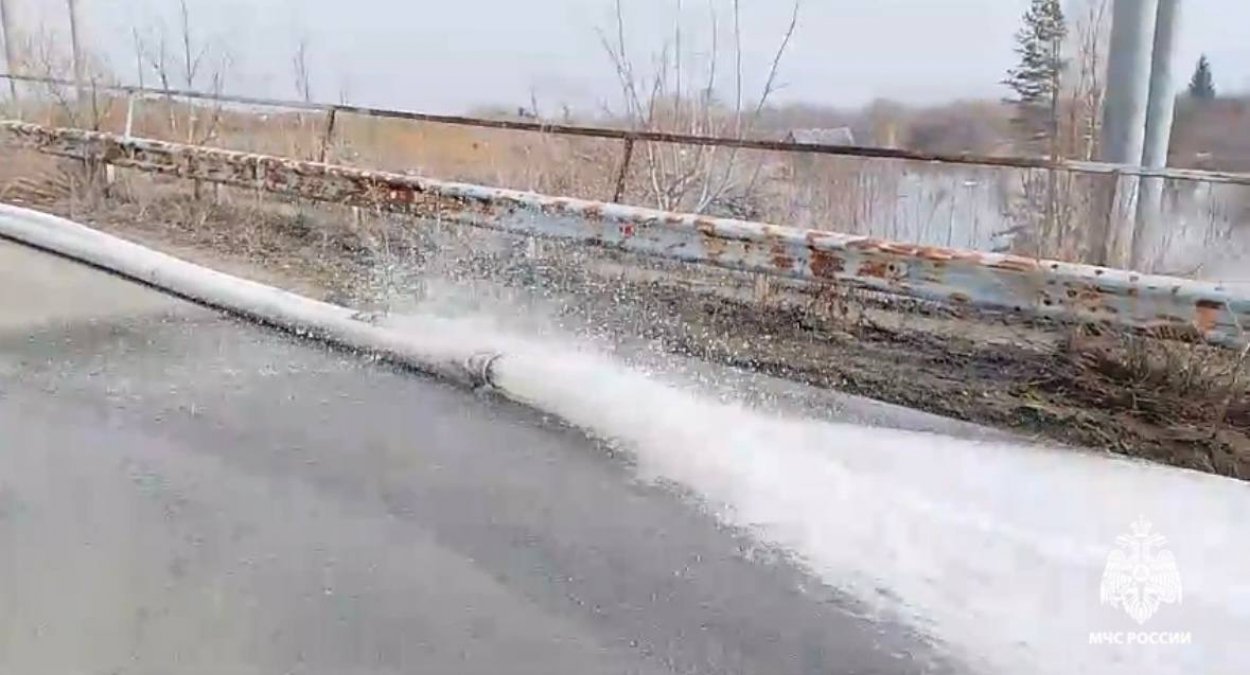 В Орске перекачивают воду из Елшанки в русло реки Урал, чтобы снизит риск  подтопления - Орск: Orsk.ru