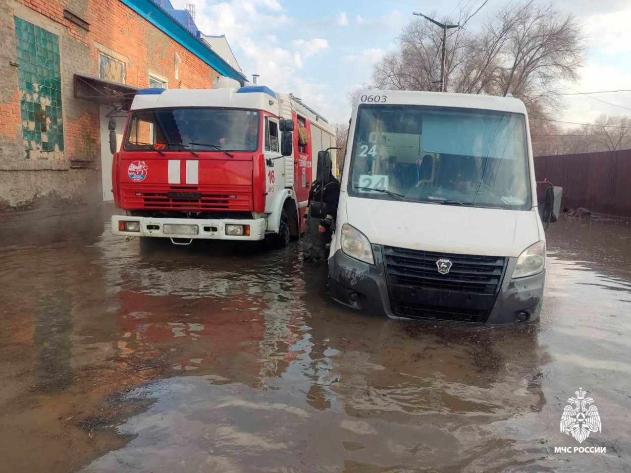 В Орске сотрудники МЧС эвакуировали пассажиров застрявшего автобуса - Орск:  Orsk.ru