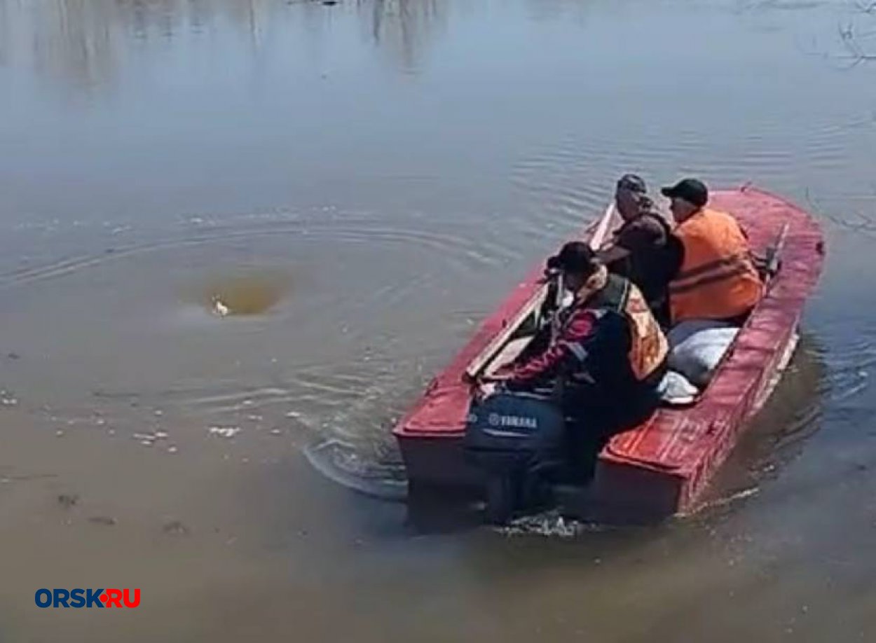 В Орске возле дамбы на Никельской объездной в реке образовалась воронка -  Орск: Orsk.ru