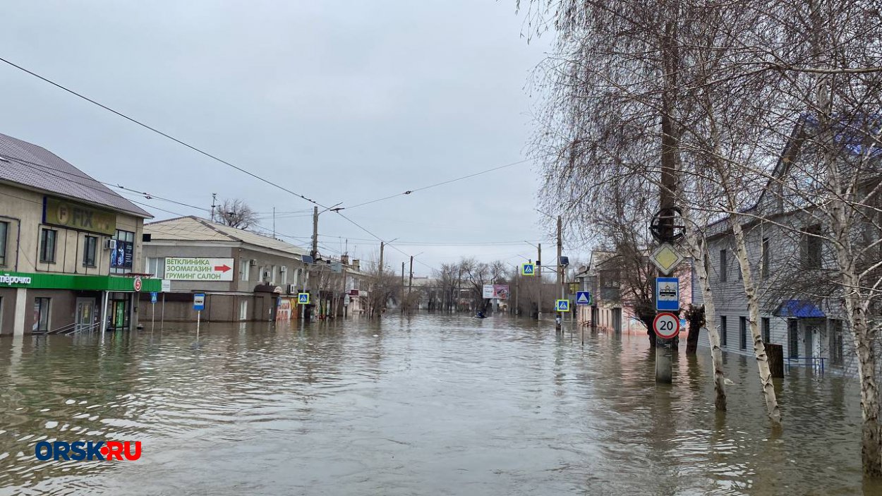 Улицы Строителей и Докучаева в Орске ушли под воду - Орск: Orsk.ru