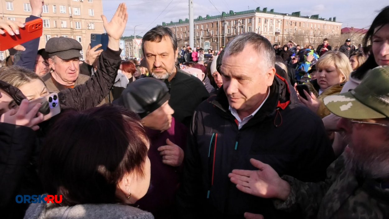 На Комсомольской площади люди, чьи дома затопило, требовали ответов от  главы Орска - Орск: Orsk.ru