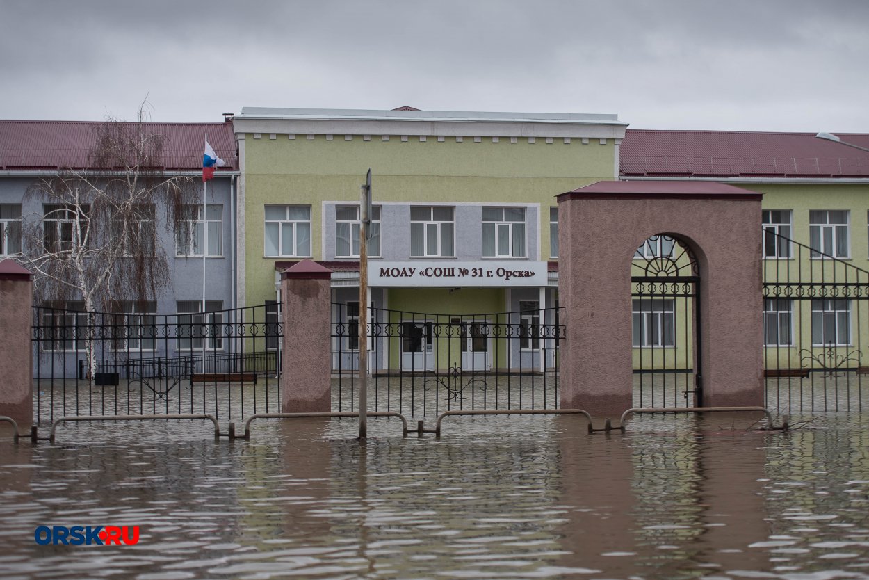 В Орске улицу в районе Строителей затопило странными отходами - Орск:  Orsk.ru