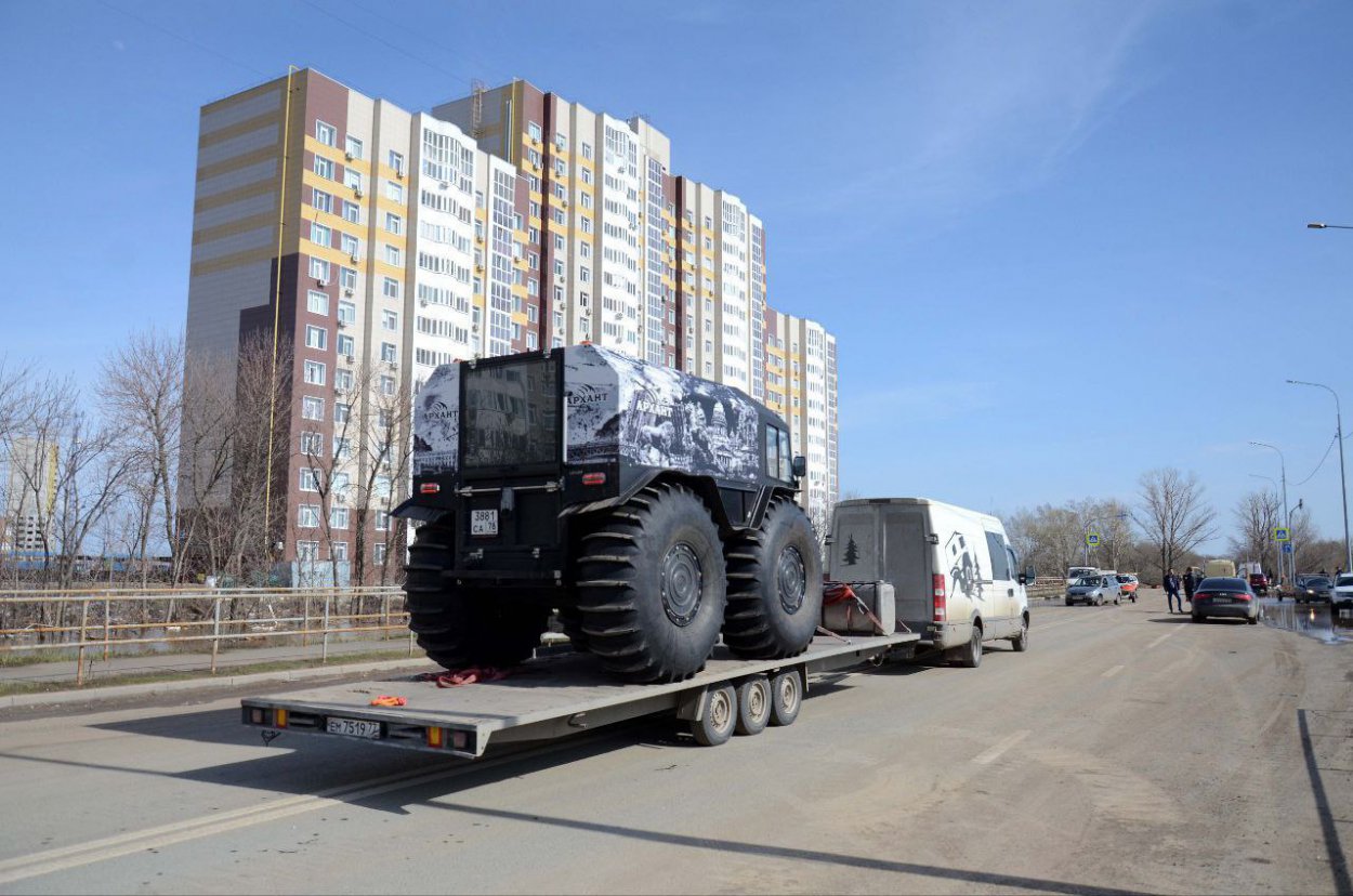 По затопленным районам Оренбурга ездит вездеход-амфибия - Орск: Orsk.ru