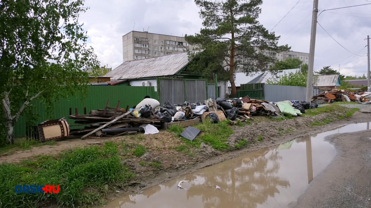 Орчане не могут дождаться вывоза мусора из затопленных домов - Орск: Orsk.ru