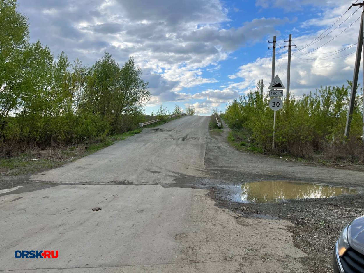 В Орске садоводы обеспокоены огромной трещиной на дороге, ведущей к СНТ -  Орск: Orsk.ru