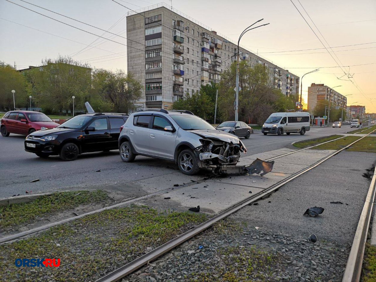 В Орске в ДТП пострадал мотоциклист, его осматривает скорая - Орск: Orsk.ru