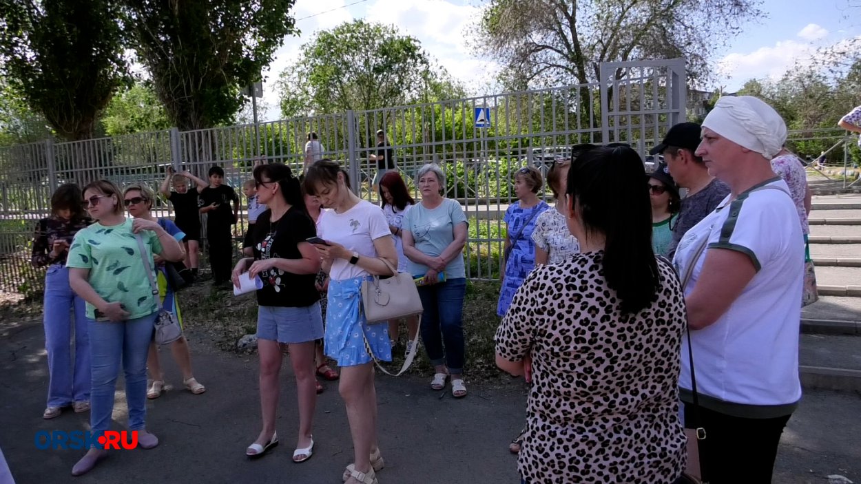 В Орске родители учеников бывшей 29 школы возмущены тем, что их детей  переводят в другое здание - Орск: Orsk.ru