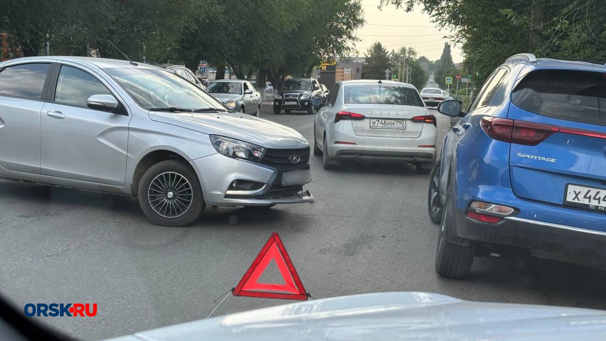 На пересечении Новосибирской и Новотроицкого шоссе столкнулись LADA и  Toyota - Орск: Orsk.ru