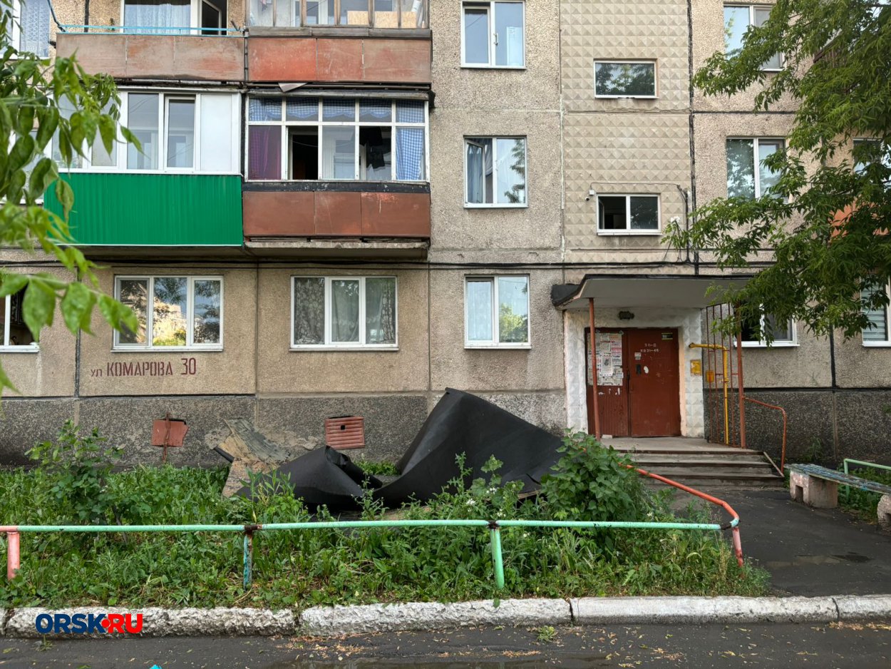 Сильный ветер сорвал кусок крыши жилого многоквартирного дома в Орске -  Орск: Orsk.ru