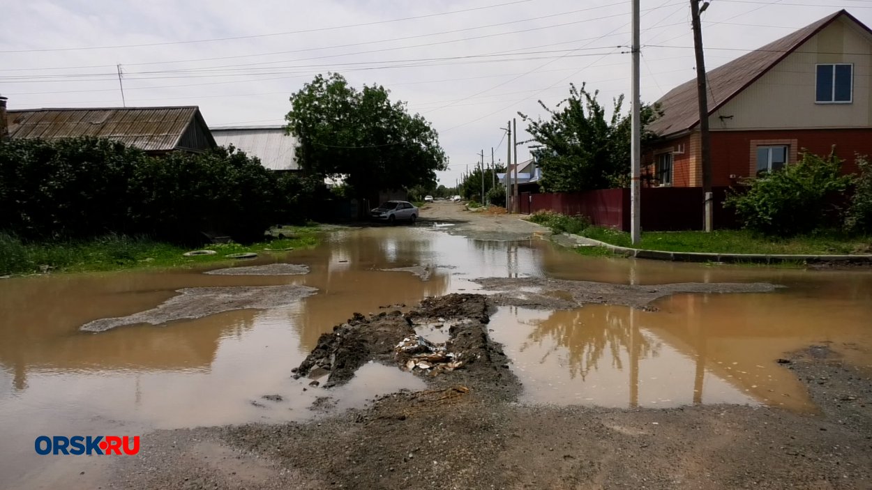 Жители некоторых улиц в Старом городе вновь уходят под воду, на этот раз  заливает питьевой - Орск: Orsk.ru