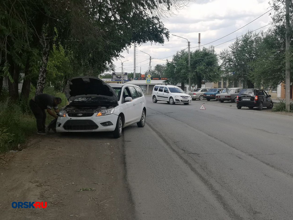 В Орске на улице Беляева прорвало трубу: видео - Орск: Orsk.ru