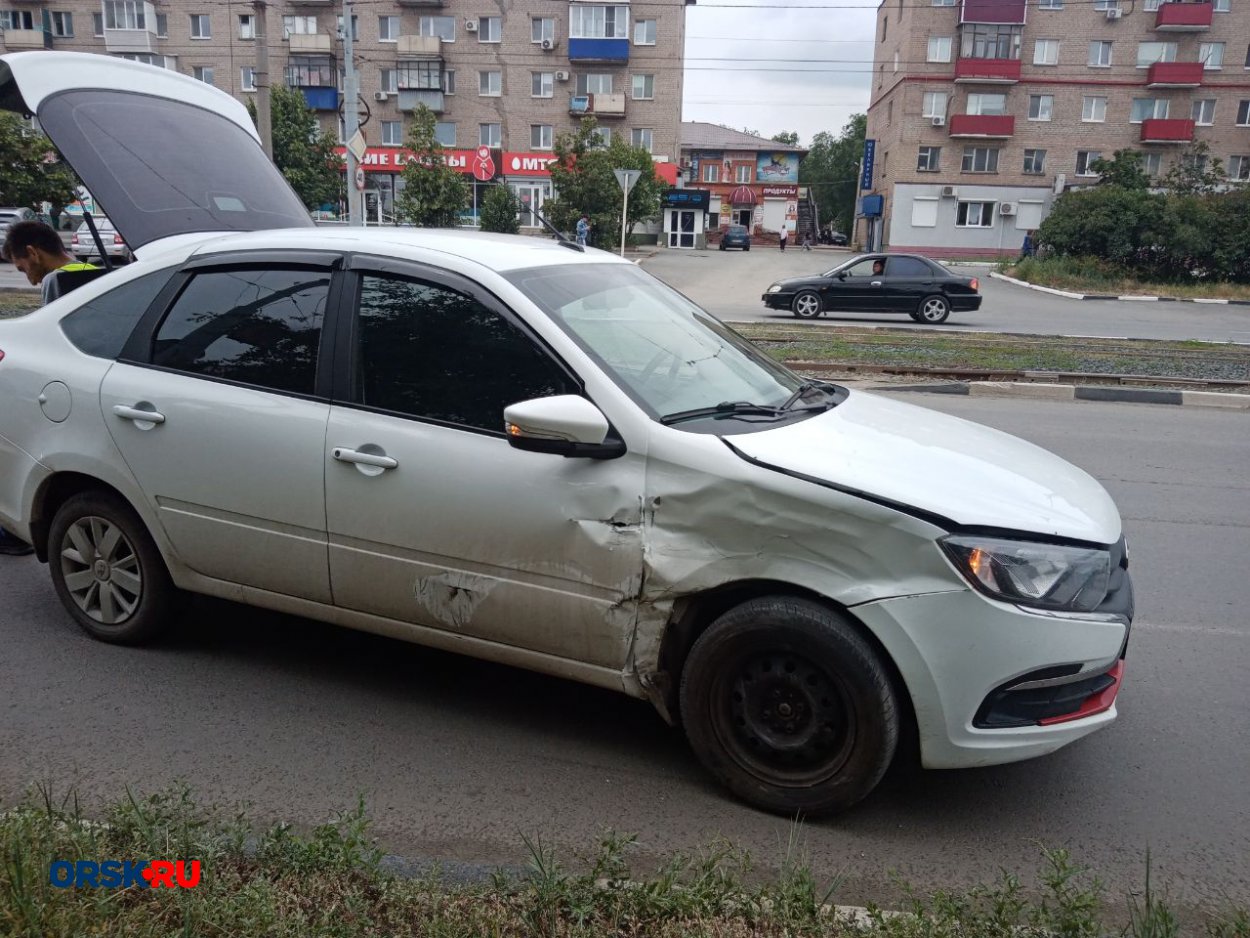 В Орске на проспекте Ленина в районе остановки «Луч» столкнулись Kia и LADA  Granta - Орск: Orsk.ru