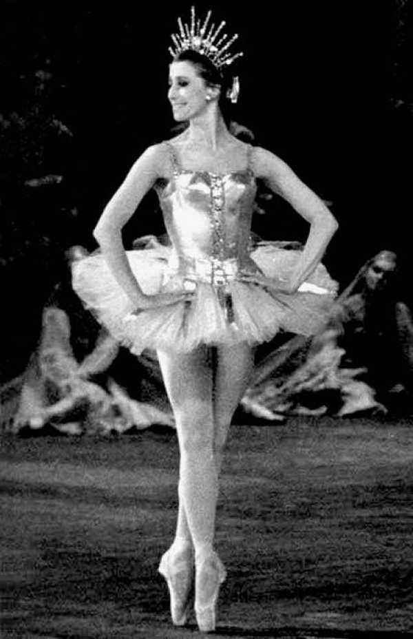 Динамика и прекрасная фигура Майи Плисецкой - это воплощение энергии и страсти, раскрывающихся на сцене.