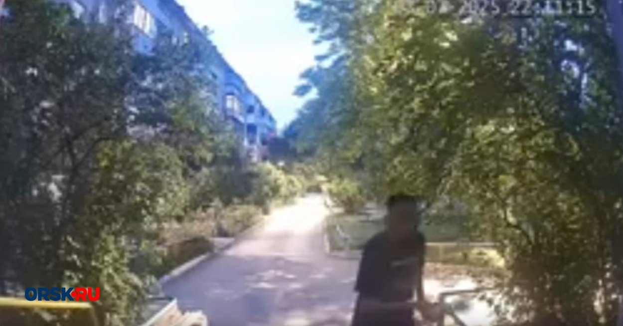 Орский хулиган так сильно жаждал встречи, что разбил окно огромной палкой Орский хулиган так сильно жаждал встречи, что разбил окно огромной палкой