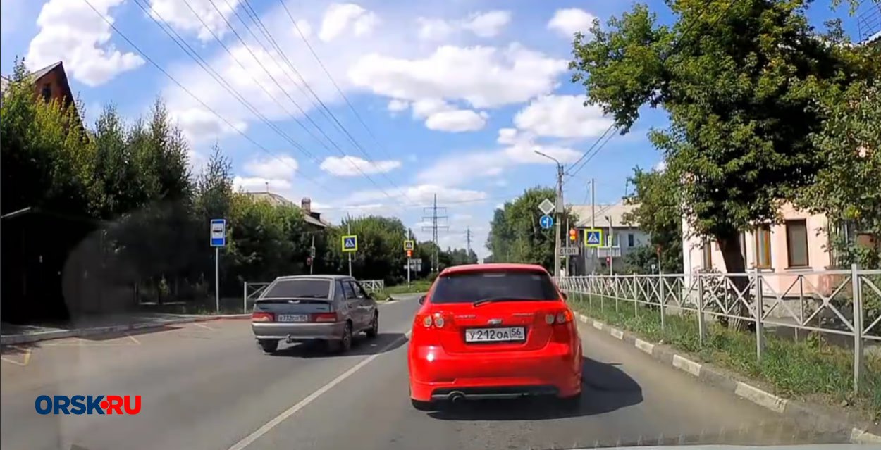 На перекрёстке Новосибирская–Суворова в Орске водитель «четырки» пошёл на обгон через сплошную 