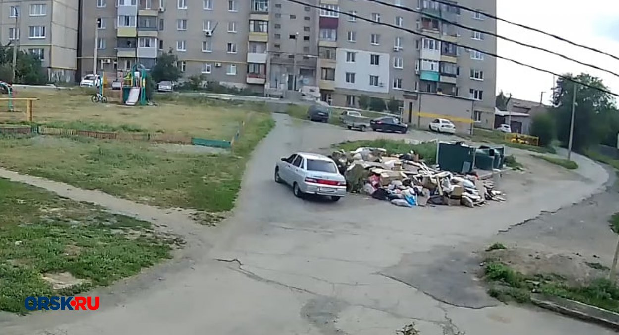 В Орске ЧМО на ходу выбрасывает мусор из машины