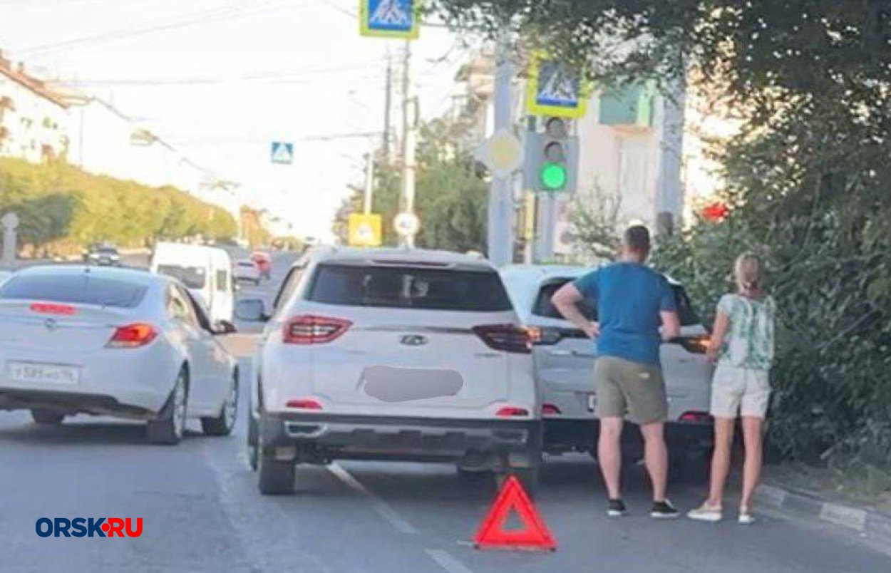 На пересечении проспекта Ленина и улицы Нефтяников в Орске столкнулись два китайца