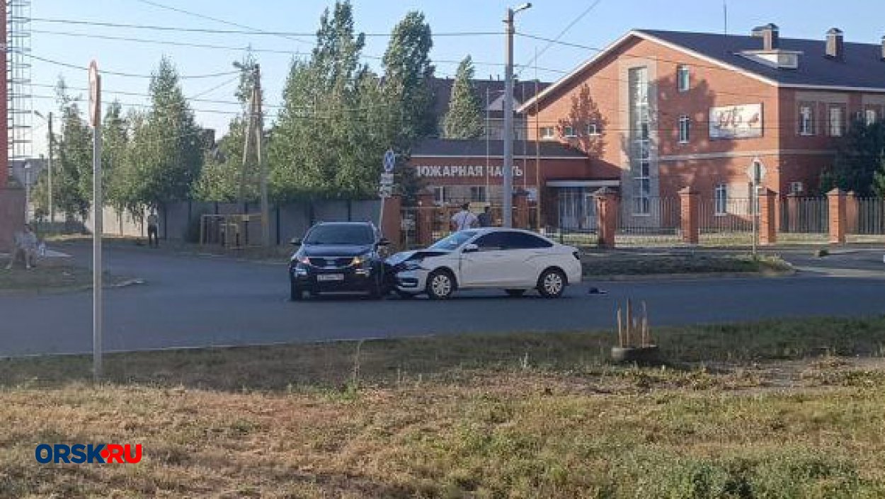 На улице Волкова в Орске дорогу не поделили LADA и Kia