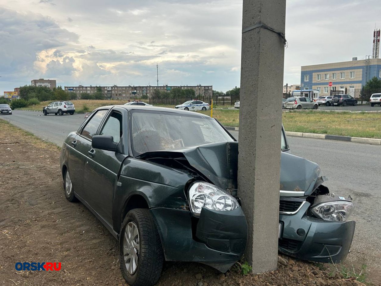 В Орске столкнулись Renault Duster, Lada Priora и ВАЗ 2114
