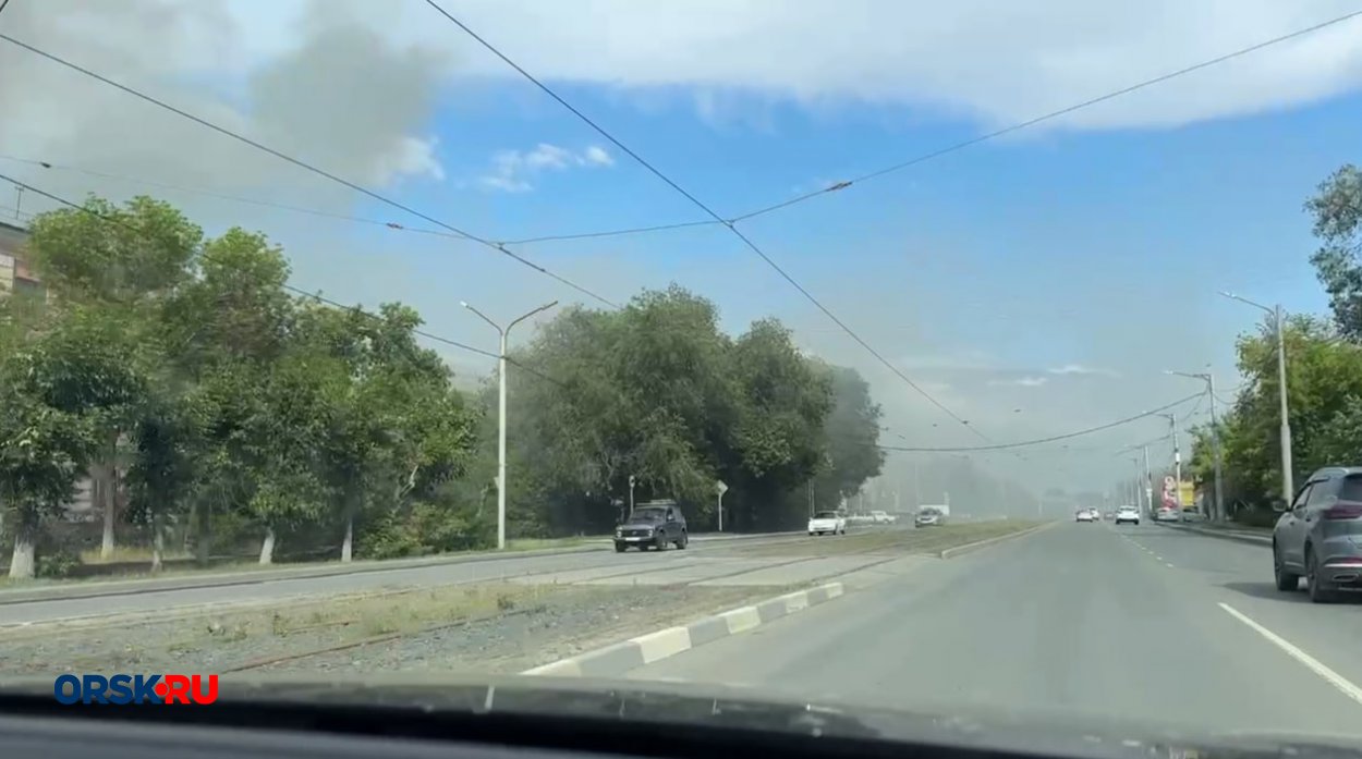 В Орске в очередной раз загорелось здание бывшего училища по проспекту Мира