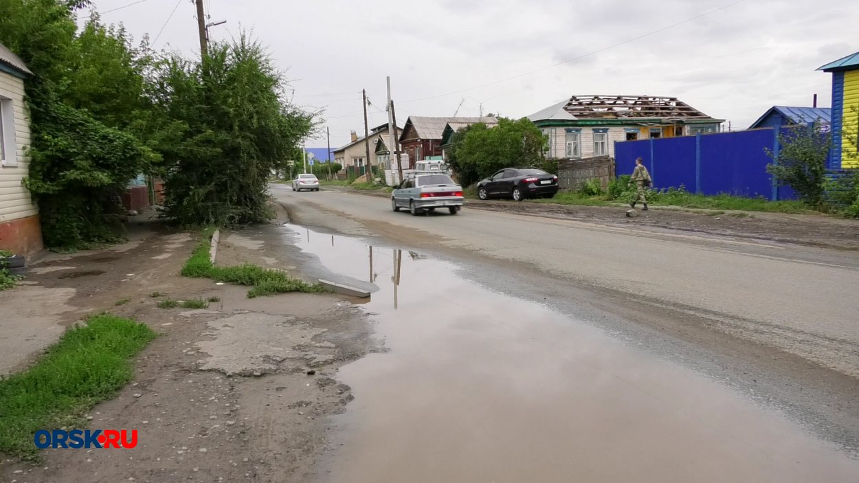 Орчане рассказали, как на пересечении улиц Орджоникидзе и Краснознаменной после каждого дождя разливается «море»
