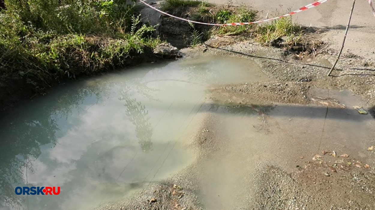 В Орске на улице Елшанской снова прорвало водопровод