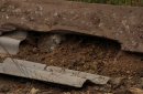 Подкоп, через который собаки пробрались на участок. Фото: ORSK.RU