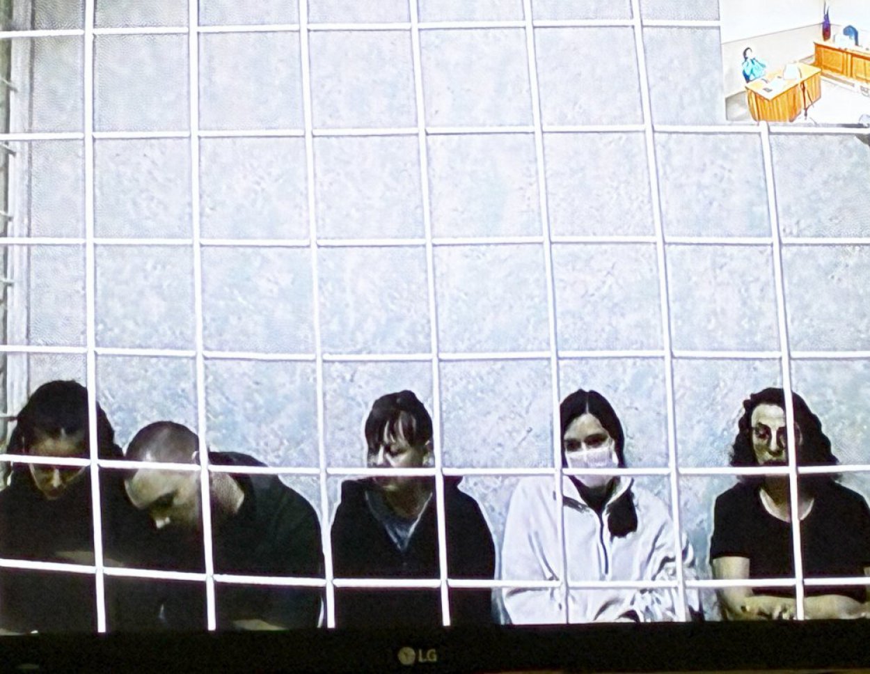 Слезы в клетке: осужденные по делу «Семейной копилки» дали волю эмоциям