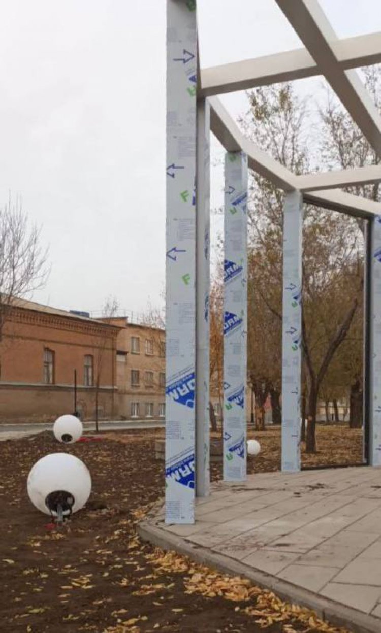 Последствия от рук вандалов в Сквере Пушкина. Фото: тг-канал Артема Воробьева