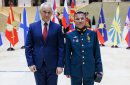 Министр обороны РФ Андрей Белоусов и Герой России Аблькасн Туремуратов. Фото: Минобороны РФ 