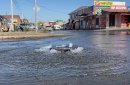 Последствия прорыва колодца на улице Гомельской в Орске. Фото: ORSK.RU
