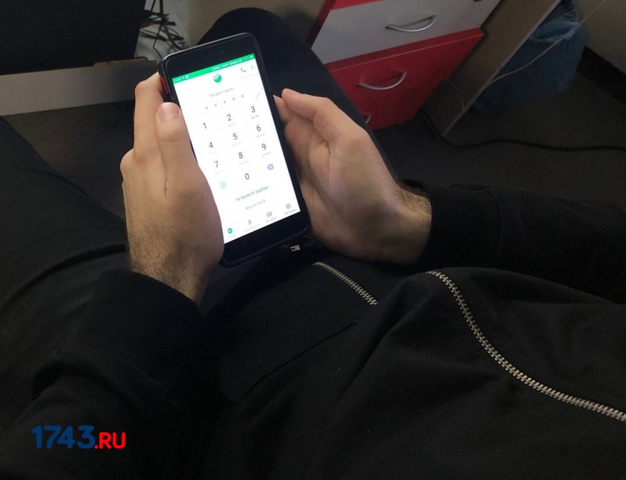 Житель Орска оформил на знакомого два кредита и купил себе айфон c телевизором 