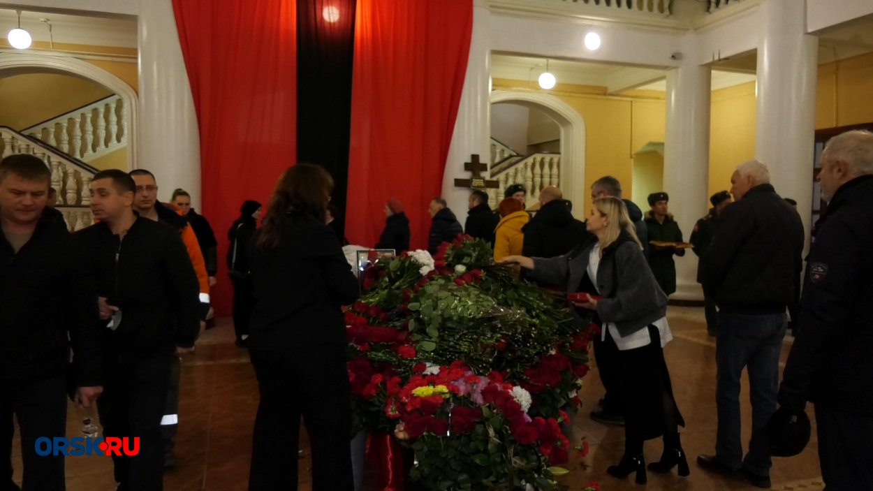 Сотни орчан простились с Владимиром Пилюгиным
