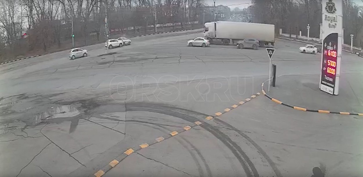 На Парковой площади в Орске «встретились» две иномарки