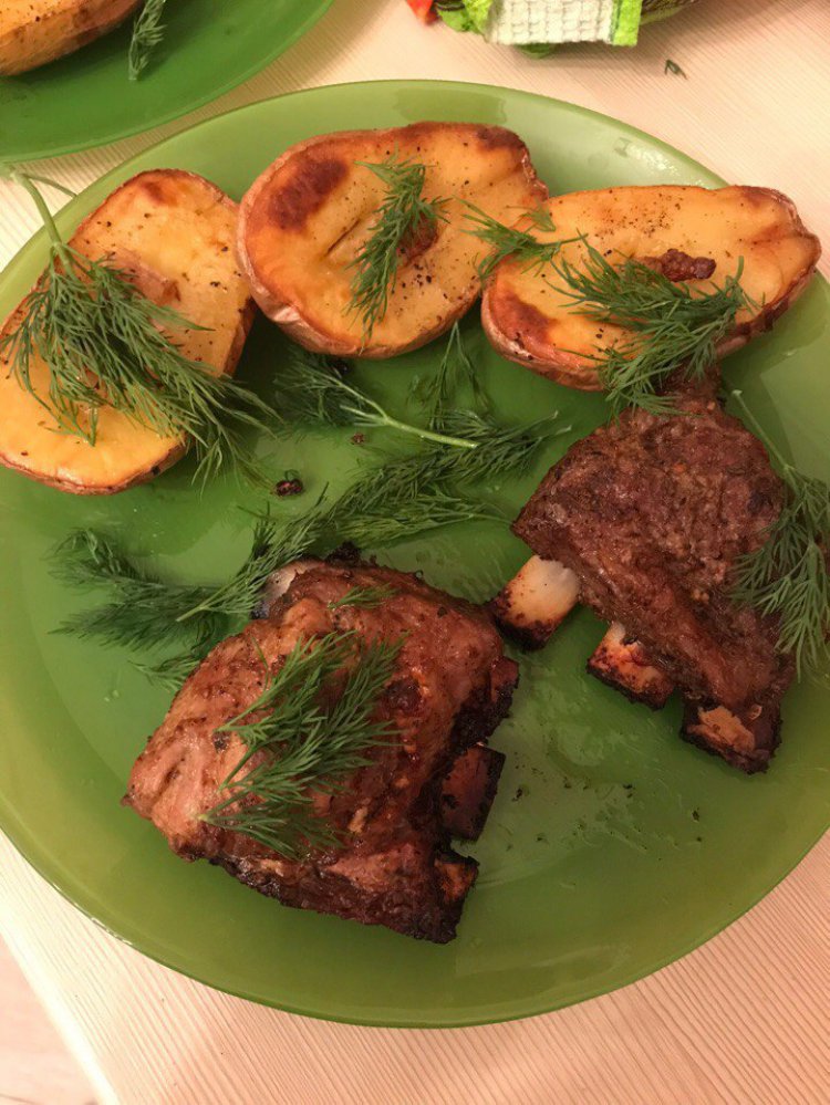 Д​евушкам в эту ночь нужно положить кусок говядины под подушку, чтобы увидеть будущего мужа 